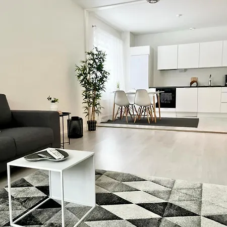 Taeysin Remontoitu Kaksio. Ilmainen Pysaekoeinti! Apartment *